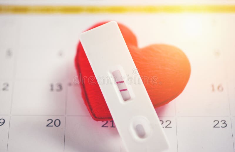 Des Konzeptpositiven ergebnisses zwei der schwangeren Frau der Schwangerschaftstests Linien, die eine Babymutterschaft und ein Ge stockbilder Des Konzeptpositiven ergebnisses zwei der schwangeren Frau der Schwangerschaftstests Linien, die eine Babymutterschaft und ein Ge stockbilder