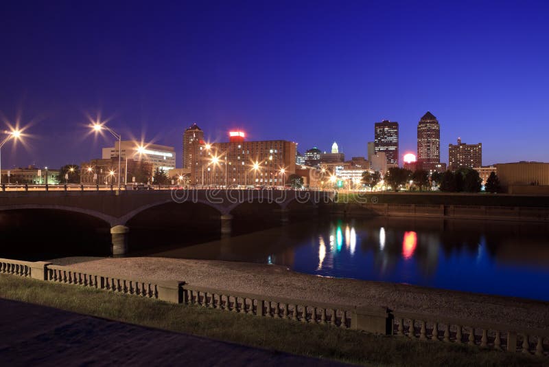 Skyline of Des Moines, Iowa at twilight. Skyline of Des Moines, Iowa at twilight.