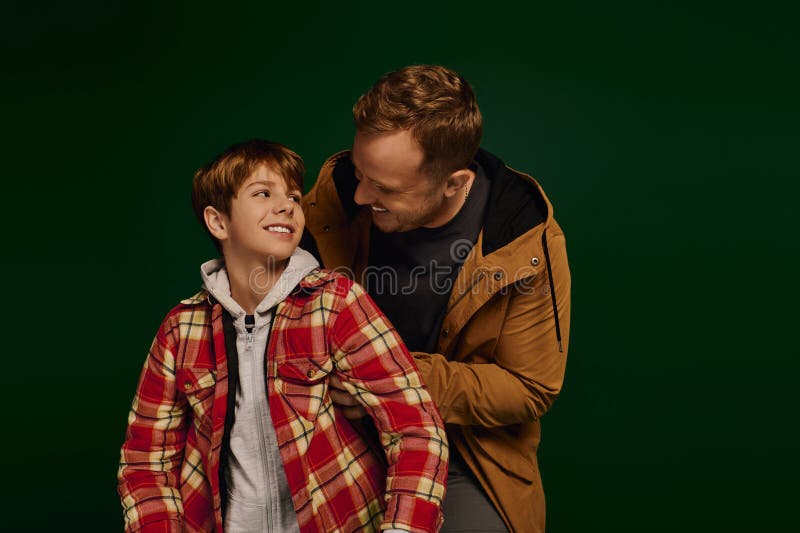 Des moments heureux capturés entre le père et photographie stock
