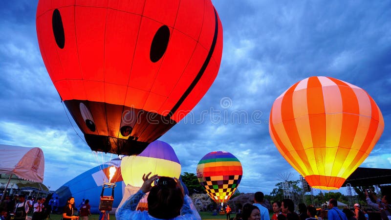Des montgolfières brillent de flamme brûlante la nuit à Nakhonr Ratchasima, Thaïlande photos stock Des montgolfières brillent de flamme brûlante la nuit à Nakhonr Ratchasima, Thaïlande photos stock