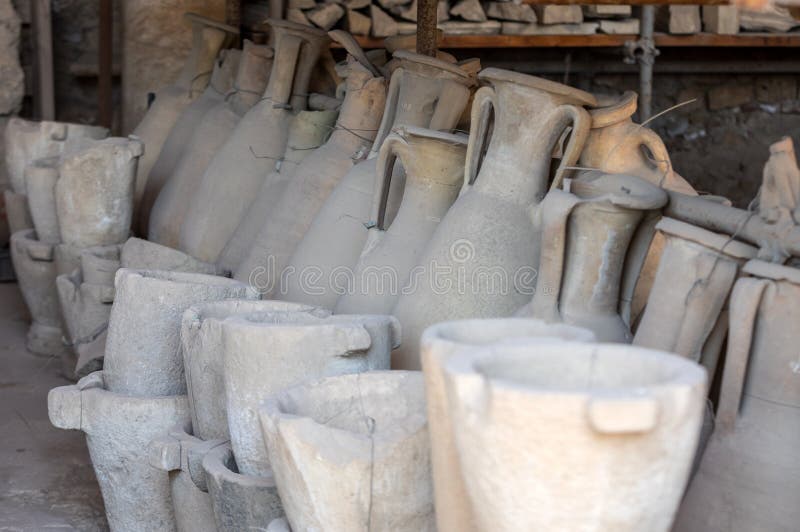 Des navires, les pots et un grand choix d'objets façonnés survivant à l'éruption du Vésuve à Pompeii ont été excavés et catalogué images stock Des navires, les pots et un grand choix d'objets façonnés survivant à l'éruption du Vésuve à Pompeii ont été excavés et catalogué images stock