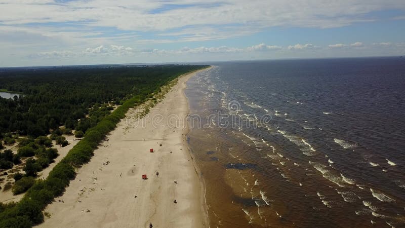 Des Ostsee-Küstenluftbrummens Vecaki Lettland Video der Draufsicht 4K UHD