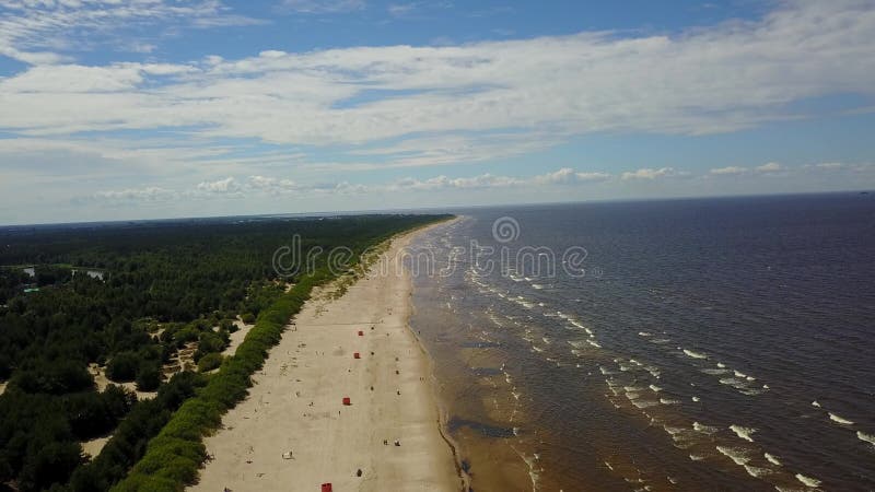 Des Ostsee-Küstenluftbrummens Vecaki Lettland Video der Draufsicht 4K UHD