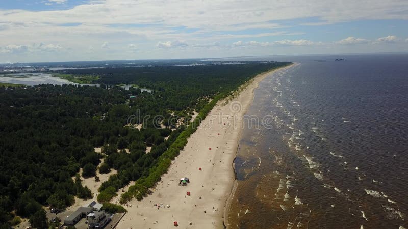 Des Ostsee-Küstenluftbrummens Vecaki Lettland Video der Draufsicht 4K UHD