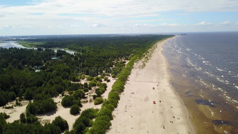 Des Ostsee-Küstenluftbrummens Vecaki Lettland Video der Draufsicht 4K UHD