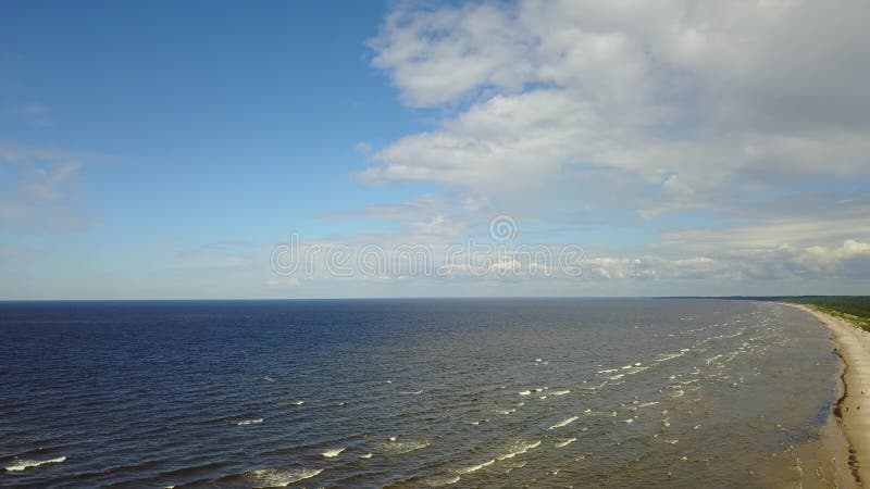 Des Ostsee-Küstenluftbrummens Vecaki Lettland Video der Draufsicht 4K UHD