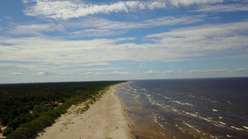 Des Ostsee-Küstenluftbrummens Vecaki Lettland Video der Draufsicht 4K UHD