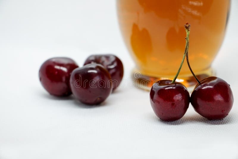 Des paquets de cerises sucrées et une bouteille de jus photo libre de droits Des paquets de cerises sucrées et une bouteille de jus photo libre de droits