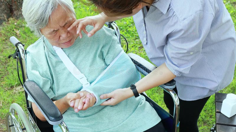Des personnes âgées qui souffrent d'os pleurantes broken fracture du bras de coude de femme supérieure asiatique sont blessées dan