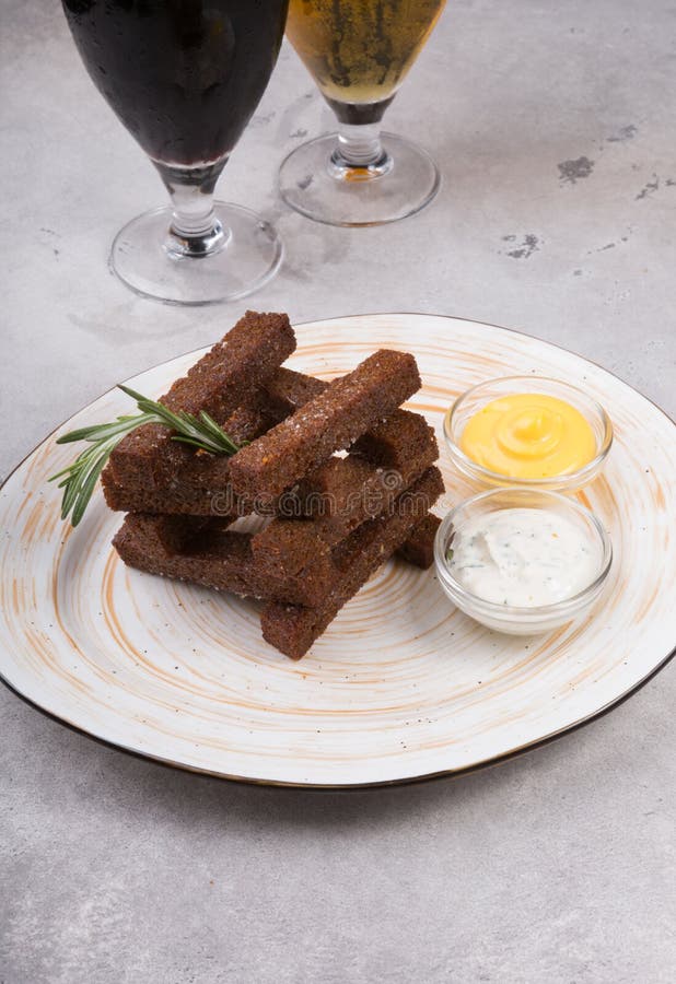 Des snacks de bière servis sur une assiette