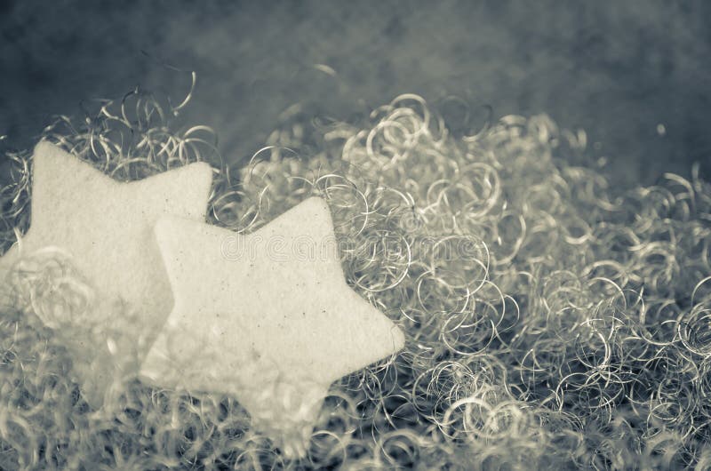 Des stars de Noël blanches dans un décor doré éclatant photo libre de droits Des stars de Noël blanches dans un décor doré éclatant photo libre de droits