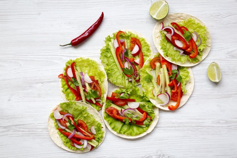Des tortillas de maïs ci-dessus avec rougeâtre, concombre, oignon, persil, photographie stock libre de droits Des tortillas de maïs ci-dessus avec rougeâtre, concombre, oignon, persil, photographie stock libre de droits