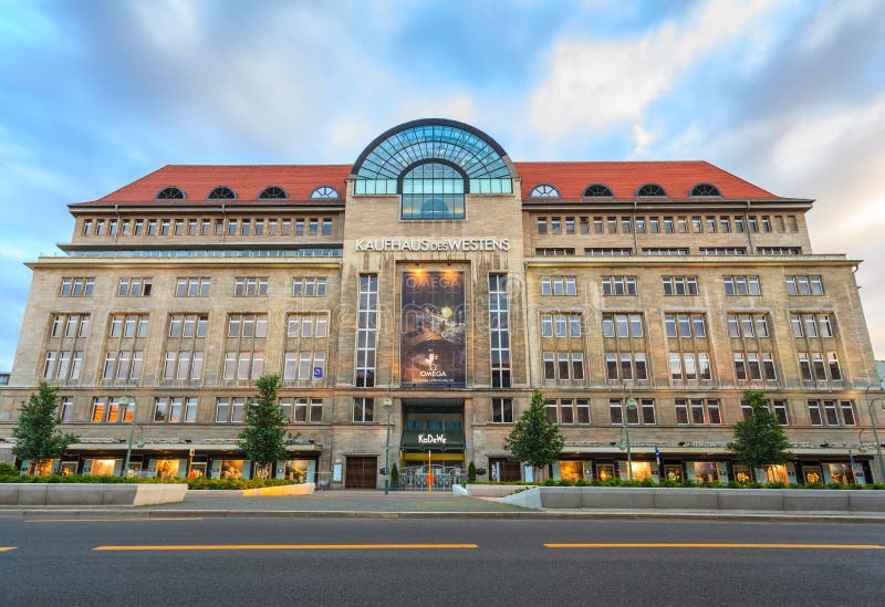 DES Westens di Kaufhaus o grande magazzino di Kadewe, Berlino, Germania immagine stock DES Westens di Kaufhaus o grande magazzino di Kadewe, Berlino, Germania immagine stock
