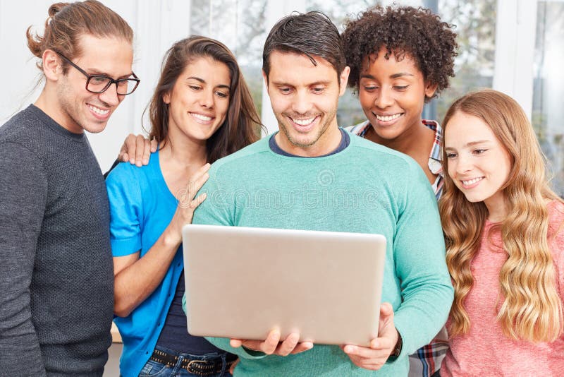 Des étudiants avec l'ordinateur portable sont excités au sujet de l'innovation image stock Des étudiants avec l'ordinateur portable sont excités au sujet de l'innovation image stock