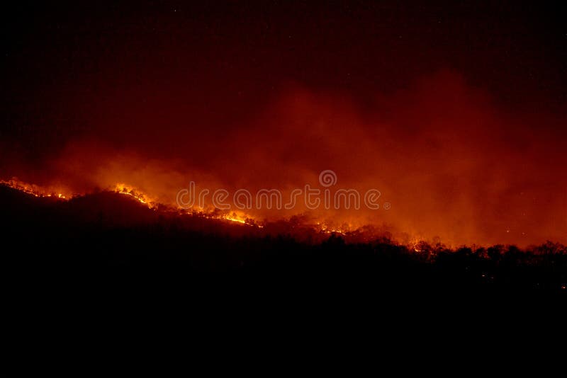 Desastre do incêndio violento - montanha de queimadura do fogo na noite fotografia de stock royalty free Desastre do incêndio violento - montanha de queimadura do fogo na noite fotografia de stock royalty free