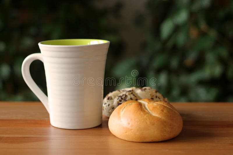 Desayune con café y el bollo recientemente cocido del kaiser de la semilla de amapola en la tabla de madera Fondo enmascarado Con imagen de archivo libre de regalías Desayune con café y el bollo recientemente cocido del kaiser de la semilla de amapola en la tabla de madera Fondo enmascarado Con imagen de archivo libre de regalías