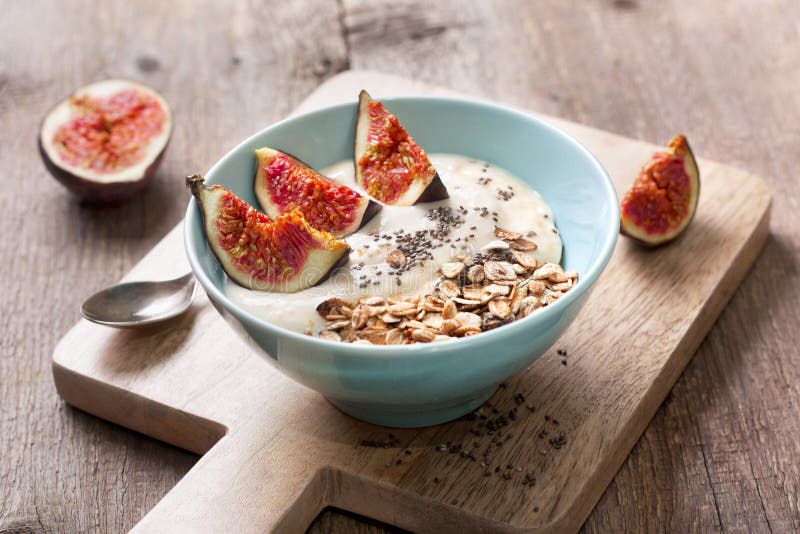 Desayuno con el muesli, yogur, higos imágenes de archivo libres de regalías Desayuno con el muesli, yogur, higos imágenes de archivo libres de regalías