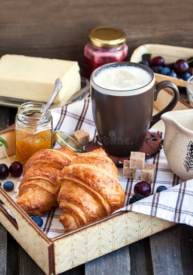 Desayuno con los cruasanes, el capuchino y el atasco fotos de archivo libres de regalías Desayuno con los cruasanes, el capuchino y el atasco fotos de archivo libres de regalías