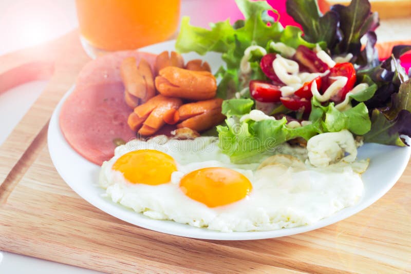 Desayuno con los huevos fritos foto de archivo libre de regalías Desayuno con los huevos fritos foto de archivo libre de regalías