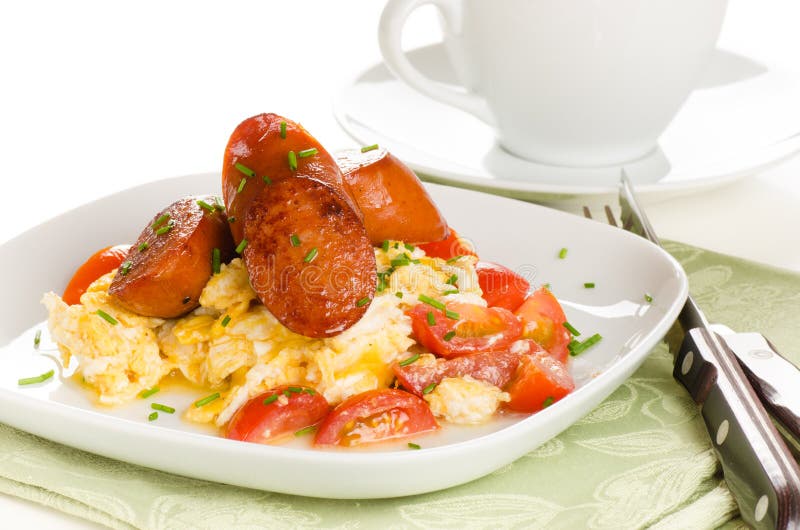 Desayuno De Huevos Revueltos Con Los Tomates Y La Salchicha Del Chorizo  Encendido Imagen de archivo - Imagen de cocina, taza: 32619601