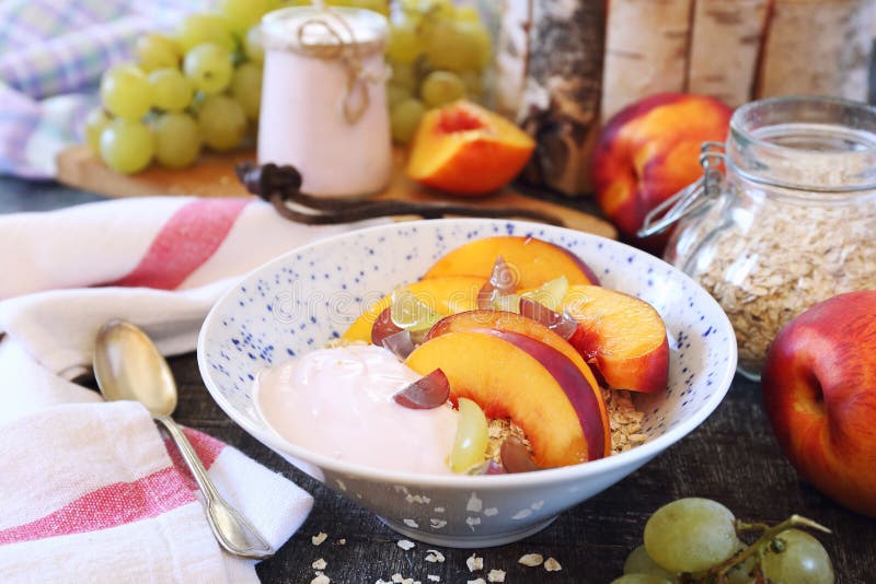 Desayuno de verano saludable. melocotones y uvas de avena fotografía de archivo libre de regalías