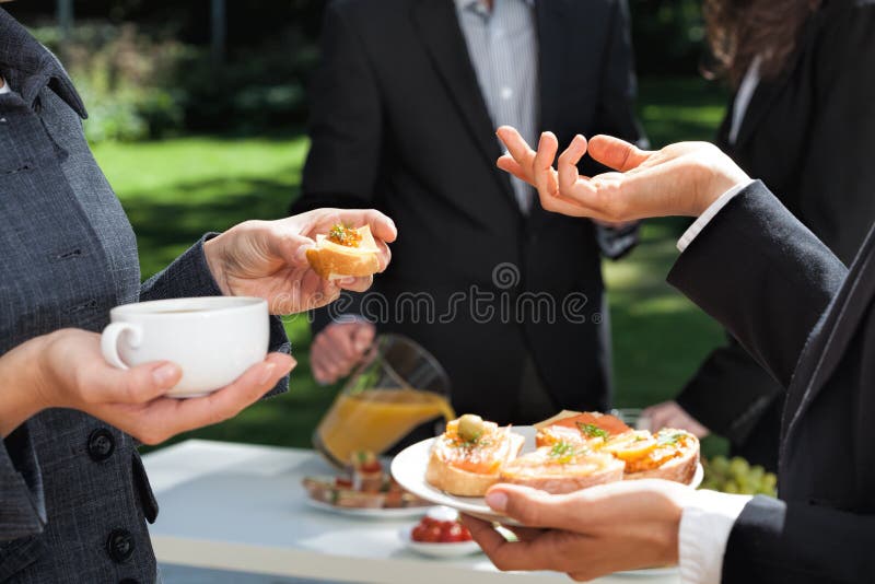 Desayuno del negocio en el jardín foto de archivo libre de regalías Desayuno del negocio en el jardín foto de archivo libre de regalías