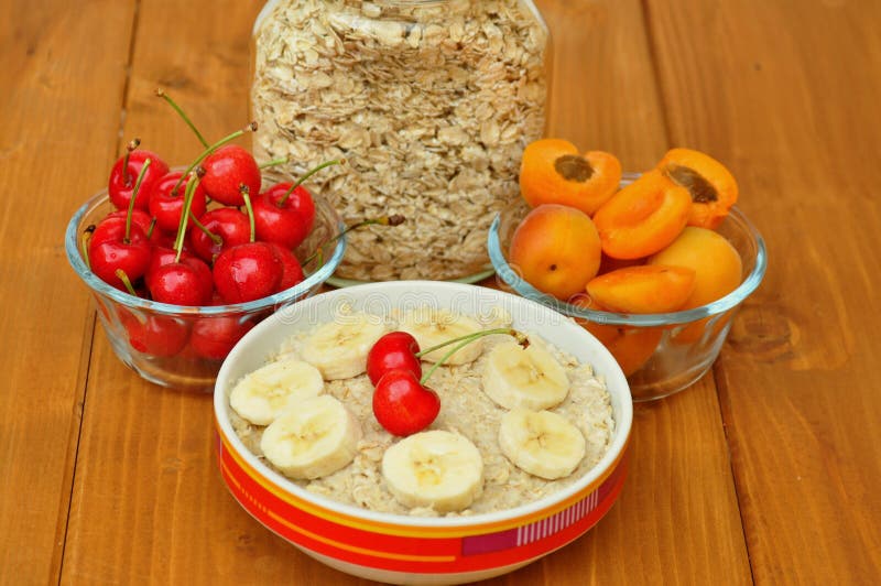 Desayuno del vegano con las gachas de avena y las cerezas de la harina de avena fotos de archivo libres de regalías Desayuno del vegano con las gachas de avena y las cerezas de la harina de avena fotos de archivo libres de regalías