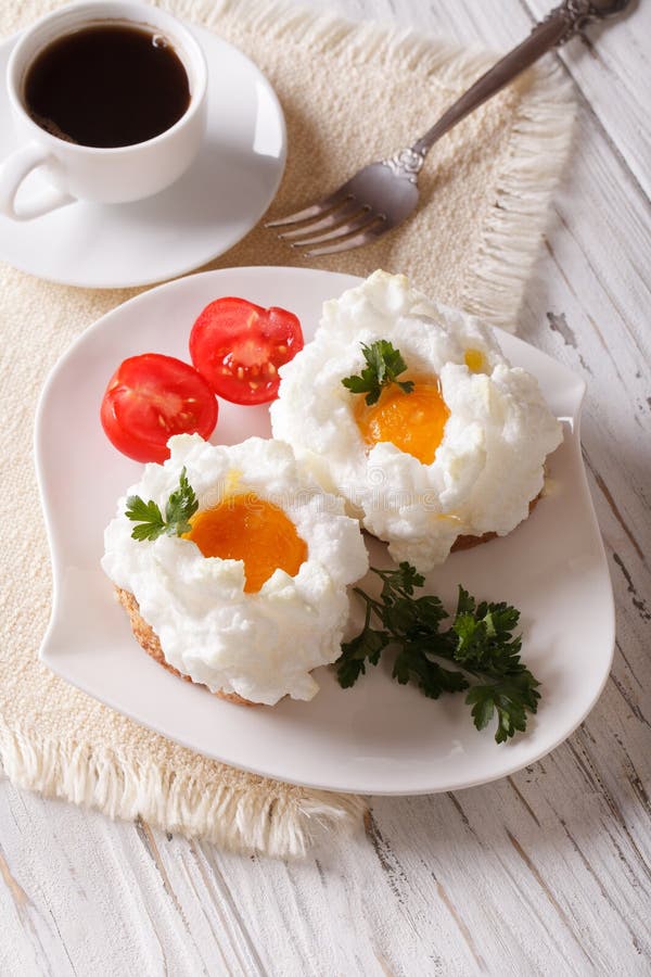 Desayuno gastrónomo: huevos Orsini y primer del café vertical fotos de archivo libres de regalías Desayuno gastrónomo: huevos Orsini y primer del café vertical fotos de archivo libres de regalías