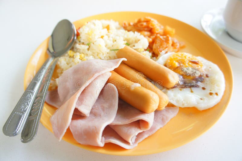 Desayuno inglés con los huevos fritos, tocino, salchichas, habas, fotografía de archivo Desayuno inglés con los huevos fritos, tocino, salchichas, habas, fotografía de archivo