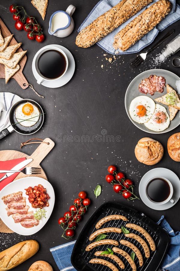 Desayuno inglés lleno en fondo negro de la pizarra imágenes de archivo libres de regalías Desayuno inglés lleno en fondo negro de la pizarra imágenes de archivo libres de regalías