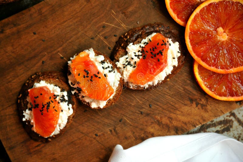 Desayuno italiano sano con la naranja de sangre y el bocadillo del ricotta foto de archivo libre de regalías Desayuno italiano sano con la naranja de sangre y el bocadillo del ricotta foto de archivo libre de regalías