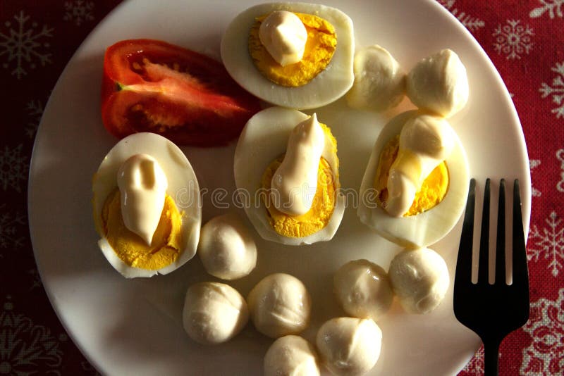 Desayuno Ketogénico Saludable Keto Huevos Cocidos Con Mayonesa Casera Y  Mozzarella La Mejor Dieta Para El Cerebro Imagen de archivo - Imagen de  sano, aguacate: 168866167