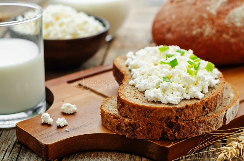 Desayuno sano con pan de centeno del grano, requesón enteros y foto de archivo Desayuno sano con pan de centeno del grano, requesón enteros y foto de archivo