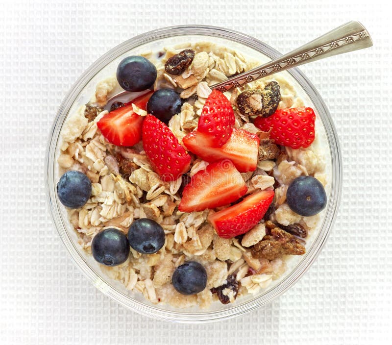 Desayuno sano, cuenco de muesli con leche fotografía de archivo Desayuno sano, cuenco de muesli con leche fotografía de archivo