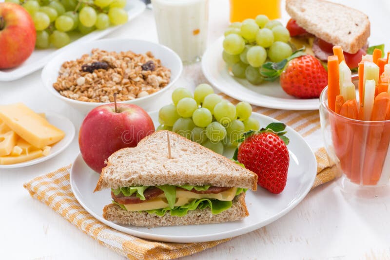 Desayuno sano de la escuela con las frutas y verduras frescas foto de archivo libre de regalías Desayuno sano de la escuela con las frutas y verduras frescas foto de archivo libre de regalías