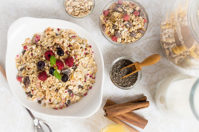 Desayuno sano Muesli con leche, Chia Seeds, las bayas y el canela ma?ana asoleada imagen de archivo Desayuno sano Muesli con leche, Chia Seeds, las bayas y el canela ma?ana asoleada imagen de archivo