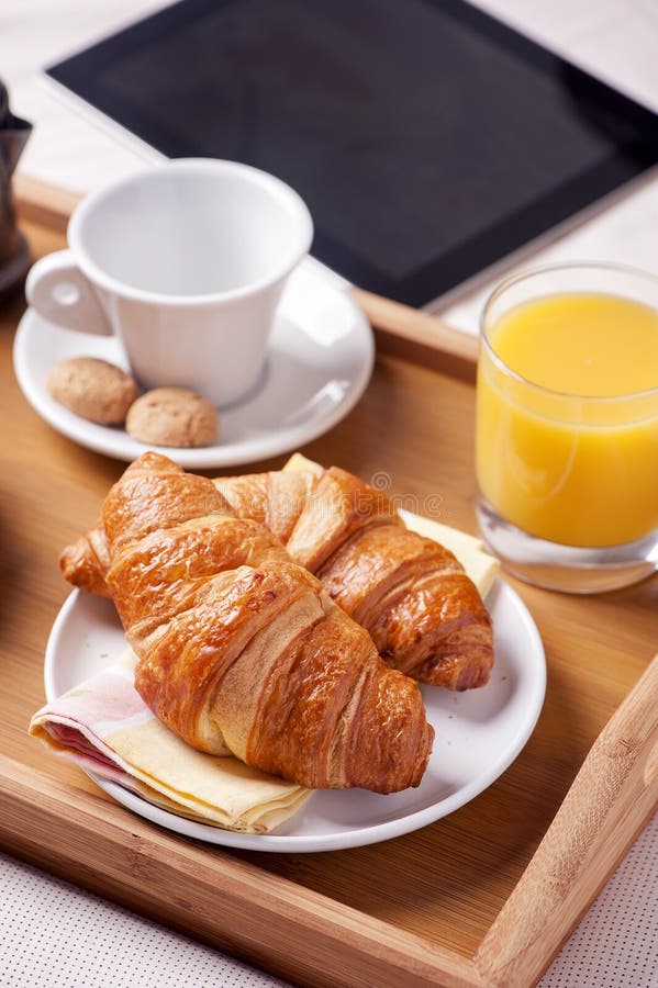 Desayuno servido en cama foto de archivo libre de regalías Desayuno servido en cama foto de archivo libre de regalías