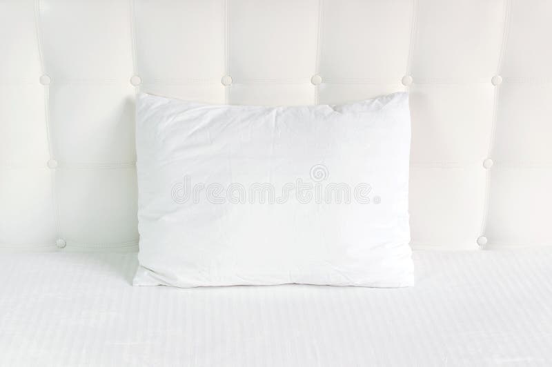 Descanso acolchoado branco macio na cama no fundo da cabeceira acolchoada de couro branca Descanso limpo, parte do close-up da ca