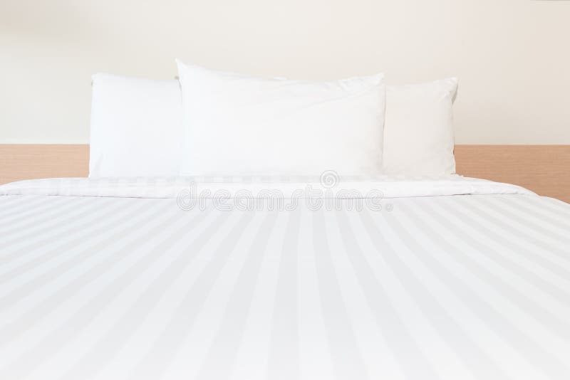Descanso branco e cama branca na sala da cama