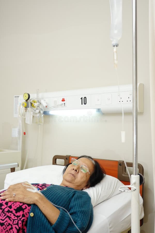 Descanso paciente idoso no hospital fotografia de stock Descanso paciente idoso no hospital fotografia de stock