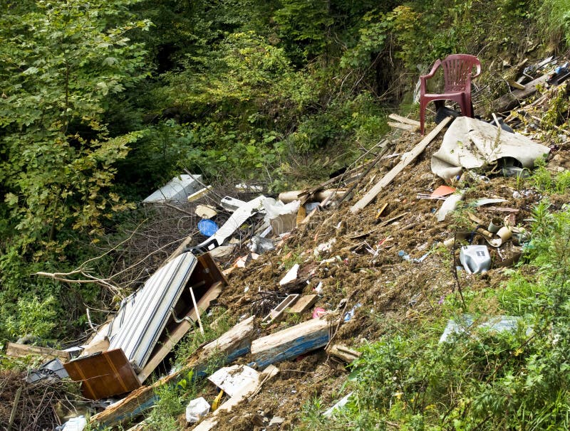 Descarga de basura - bosque contaminado imágenes de archivo libres de regalías Descarga de basura - bosque contaminado imágenes de archivo libres de regalías