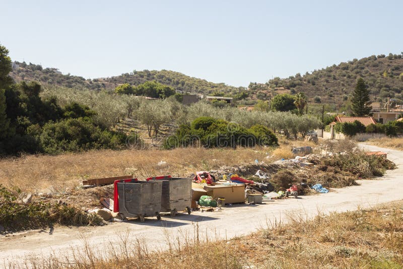 Descarga de basura en la hierba cerca del concepto del bosque - ambiente fotografía de archivo libre de regalías Descarga de basura en la hierba cerca del concepto del bosque - ambiente fotografía de archivo libre de regalías
