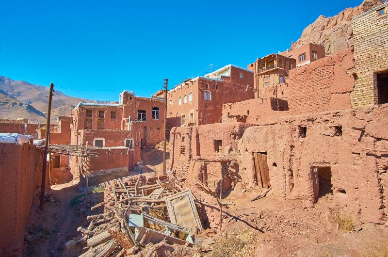A descarga de desperdícios na rua velha da aldeia da montanha de Abyaneh fotografia de stock A descarga de desperdícios na rua velha da aldeia da montanha de Abyaneh fotografia de stock
