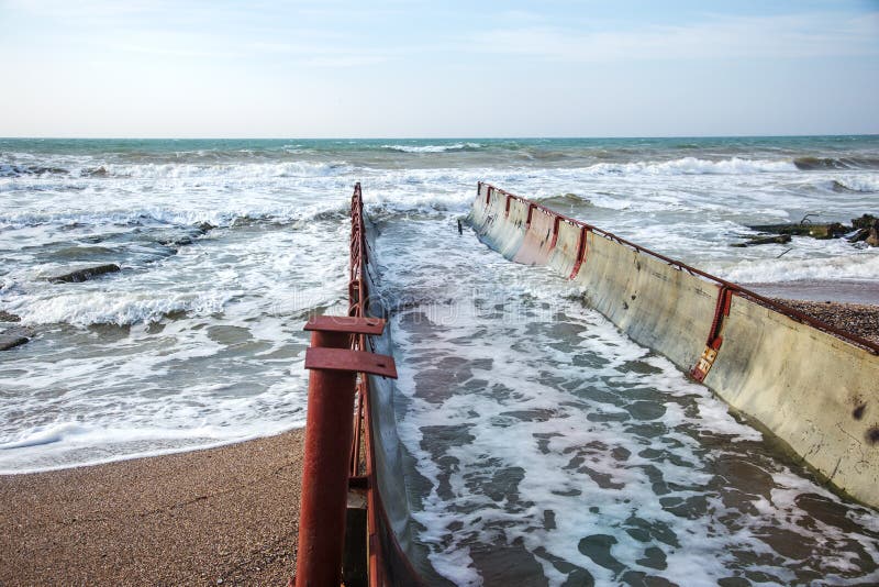 Descarga de águas residuais industriais sujas no mar Envenenamento da área de recreação pela propagação da doença, destruição da fotografia de stock royalty free Descarga de águas residuais industriais sujas no mar Envenenamento da área de recreação pela propagação da doença, destruição da fotografia de stock royalty free