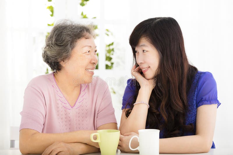Descendant aîné heureux de mère et d'adulte photos stock Descendant aîné heureux de mère et d'adulte photos stock