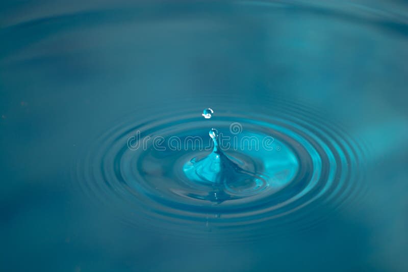 Descenso del agua en superficie tranquila imagen de archivo libre de regalías