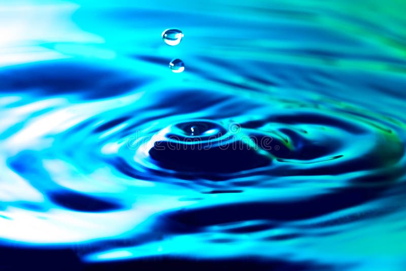 Descensos y ondulaciones del agua en fondo verde azul agradable de la turquesa Textura natural del backgound del agua que sorpren foto de archivo libre de regalías Descensos y ondulaciones del agua en fondo verde azul agradable de la turquesa Textura natural del backgound del agua que sorpren foto de archivo libre de regalías