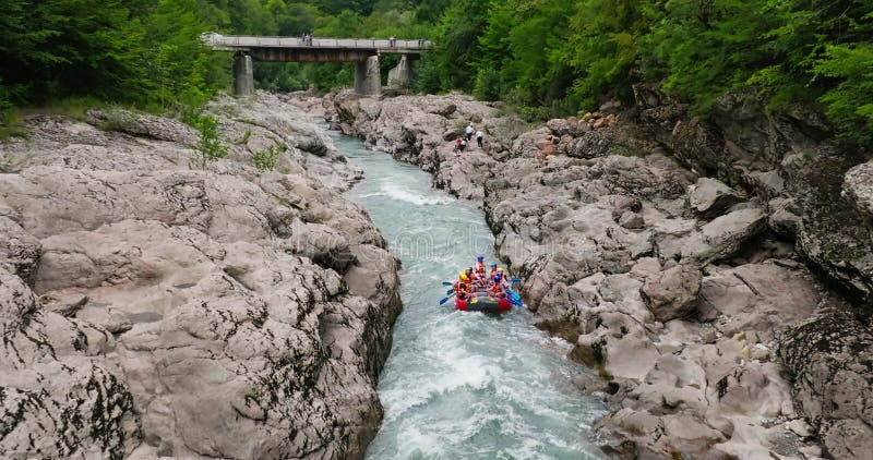 Descente en rafting sur une rivière de montagne. les touristes descendent une belle gorge de montagne rochers éclaboussant les rap