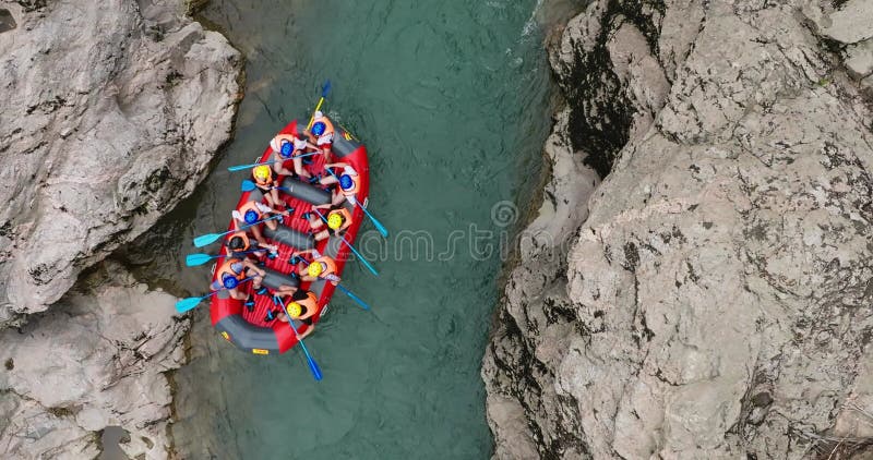 Descente en rafting sur une rivière de montagne. les touristes descendent une belle gorge de montagne rochers éclaboussant les rap