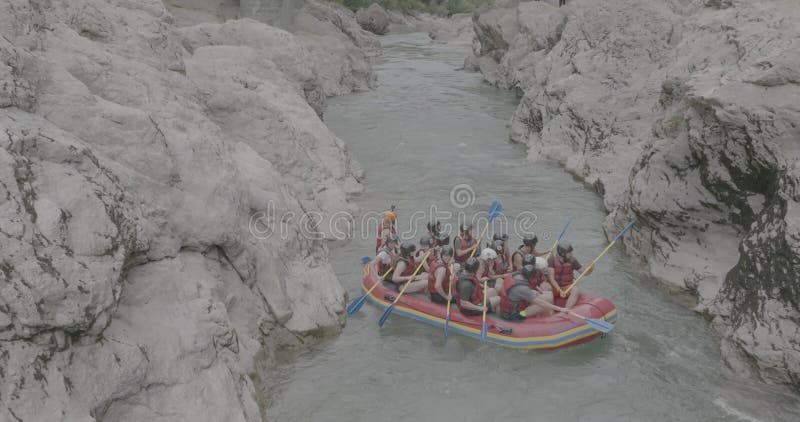 Descente en rafting sur une rivière de montagne. les touristes descendent une belle gorge de montagne rochers éclaboussant les rap